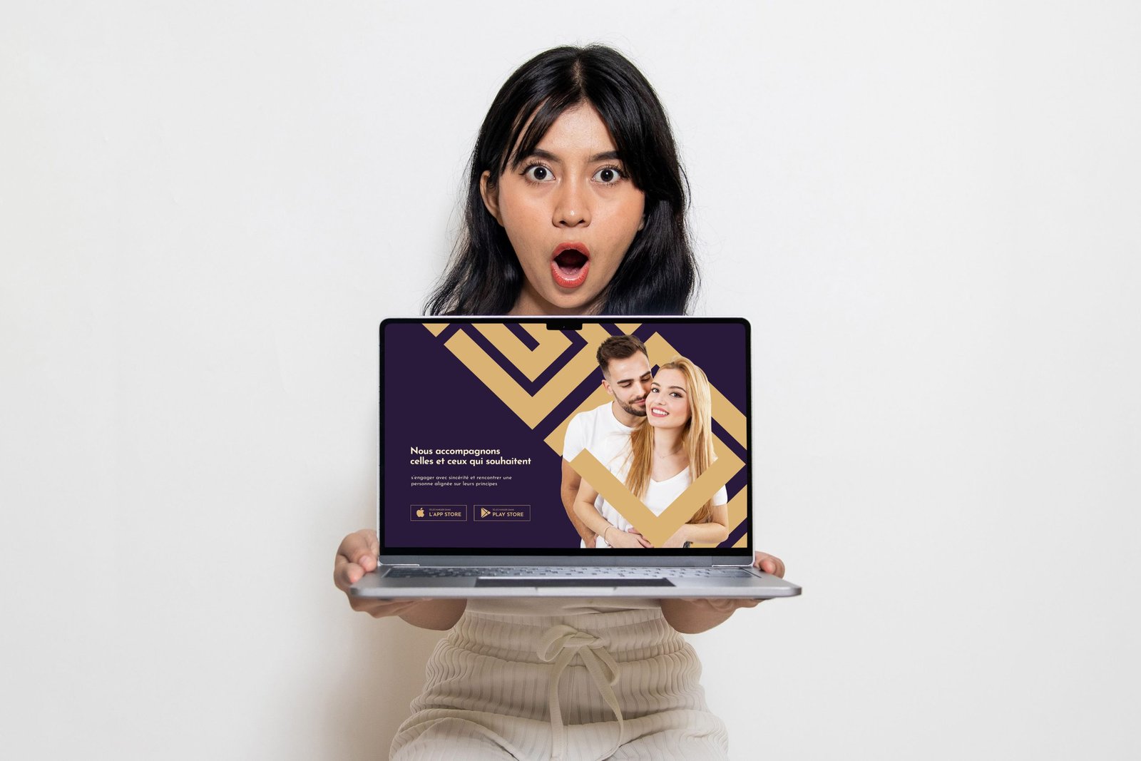 Femme tenant un ordinateur portable affichant Golden Alliance
